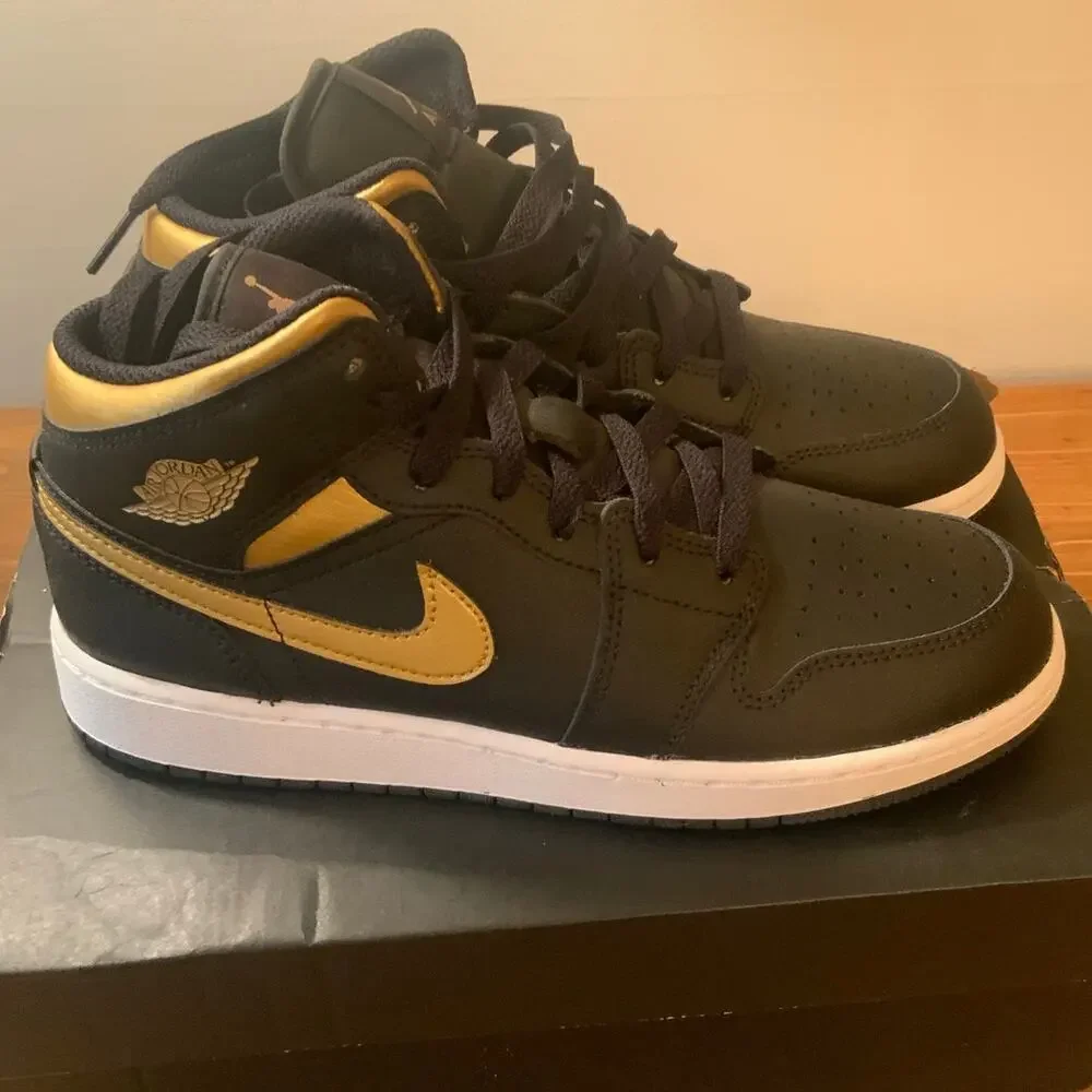 Nike‎ Air Jordan 1 Mid sneakers NIB youth size 6.5
